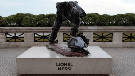 Leo Messi, distrutta la statua in suo onore